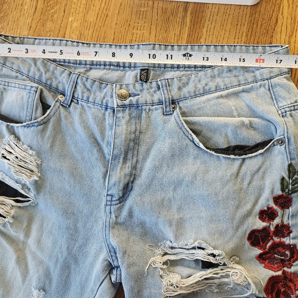 Y&R Embroidered Distressed Blue Jeans Sz 34 See Pictures For Measurements - Picture 8 of 9